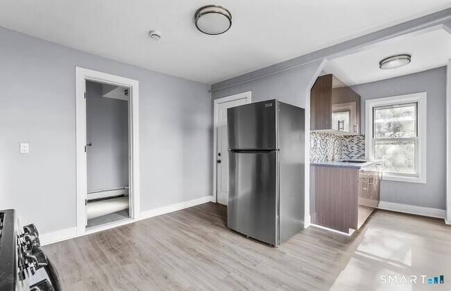 Photo - 746 Maple St