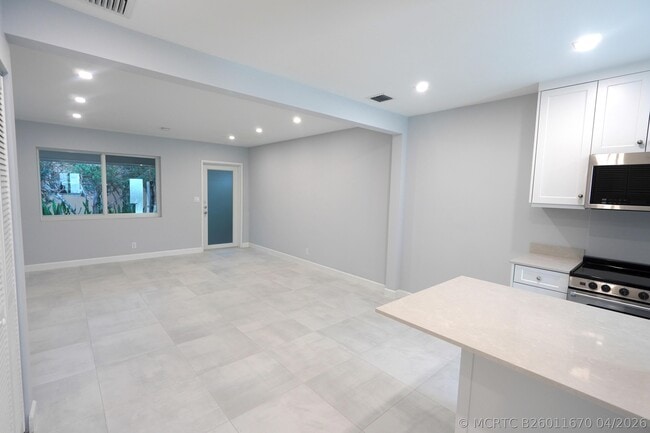 Photo - 631 NE 17th Way Unit 3