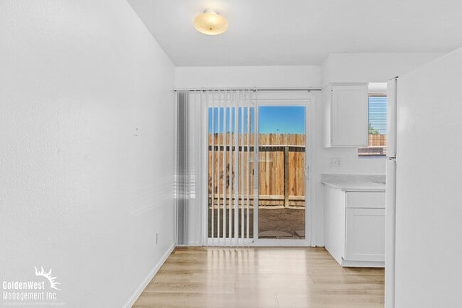Building Photo - Beautiful 2Bdm 1Ba Apartment with Private ...