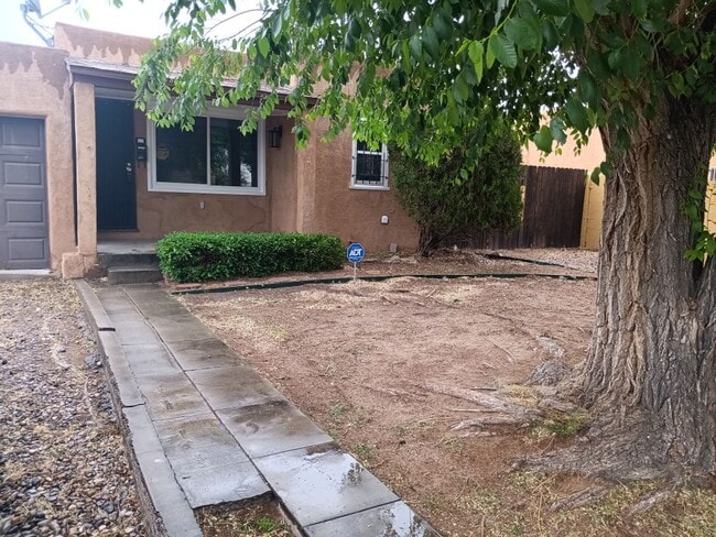 Building Photo - Cozy 2-Bedroom 1 Bathroom Home in NE ABQ!