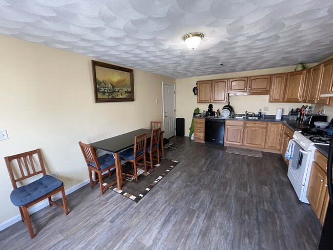 Cocina grande con comedor - 22 Railroad Ave Unidad 2