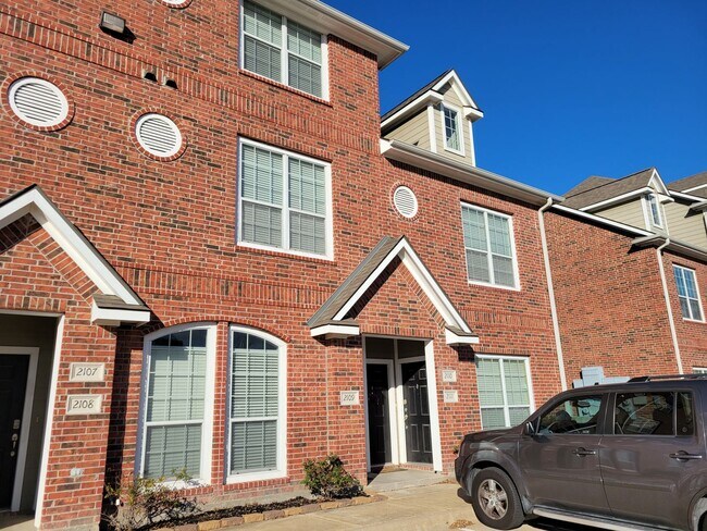 Lakeridge 4 Bed 4 Bath Fully Furnished! - Lakeridge 4 Bed 4 Bath Fully Furnished! Townhome