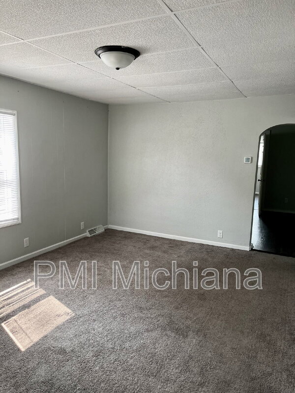 Photo - 711 W 5th St