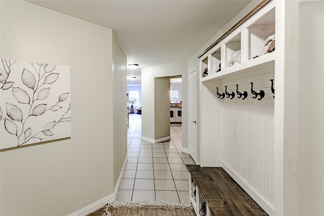 Photo - 2048 Lake Trail Dr