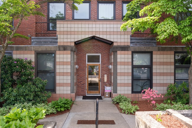 Building Photo - 80 Beaumont St Unit 204
