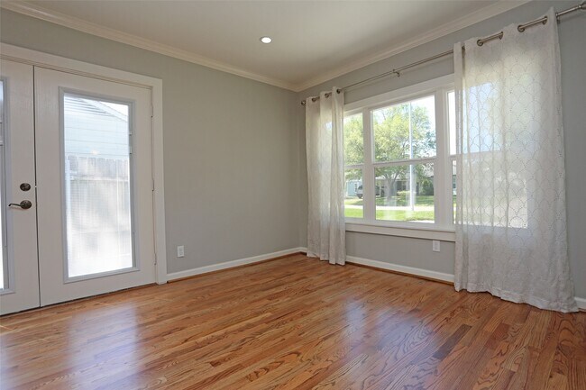 Photo - 1721 Woodcrest Dr