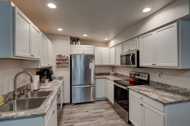 Building Photo - Three Bedroom Downstairs Condo