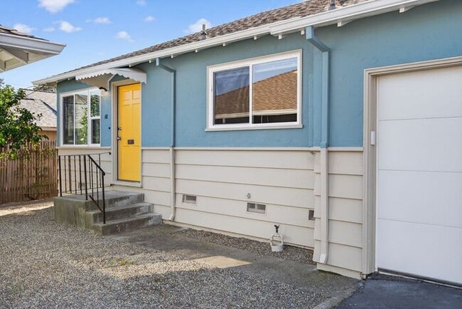 Building Photo - $2,800 /Month Beautiful 1 Bed, 1 Bath Single Story Centrally located in Petaluma!