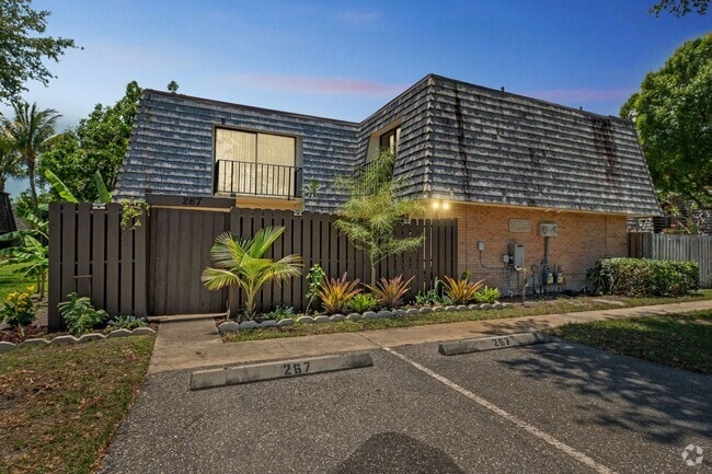 Building Photo - Elegant Lakeview Townhome – Hardwood Floor...
