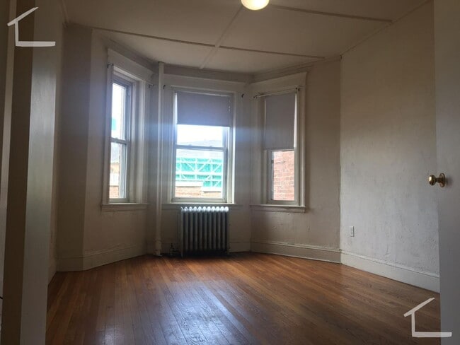 Building Photo - Split 2 Bed Great for Roommates, Seconds t... Rental