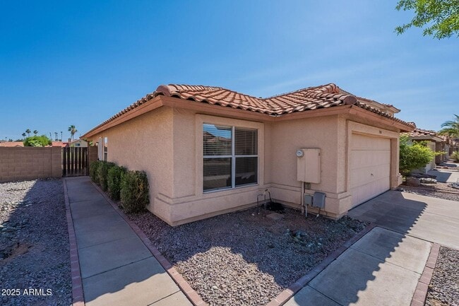 Building Photo - 3 bed, 2 bath home in Glendale with golf c...