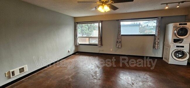 Photo - 1292-1292 Lawrence Ave