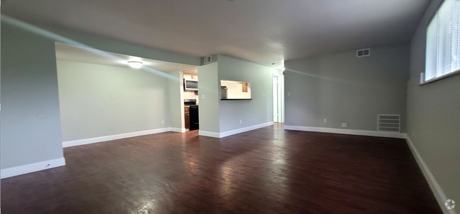 Building Photo - Beautiful Two Bedroom One Bath Apartment Home Unit 4420 - 442 - D