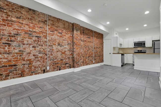 1687 1/2 Oak St - 1687 1/2 Oak St