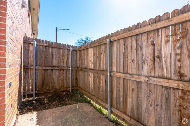 2BR, 1.5BA - 886SF - Partio