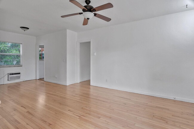 Photo - 902 N J St