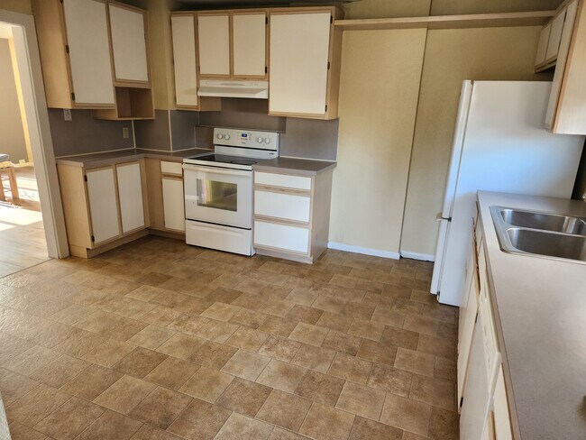 Large Kitchen - 520 S 51st St Unit A