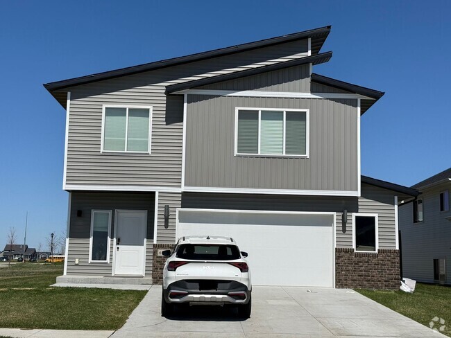 Building Photo - 4-bedroom, 3-bathroom Horace Single-Family... Rental