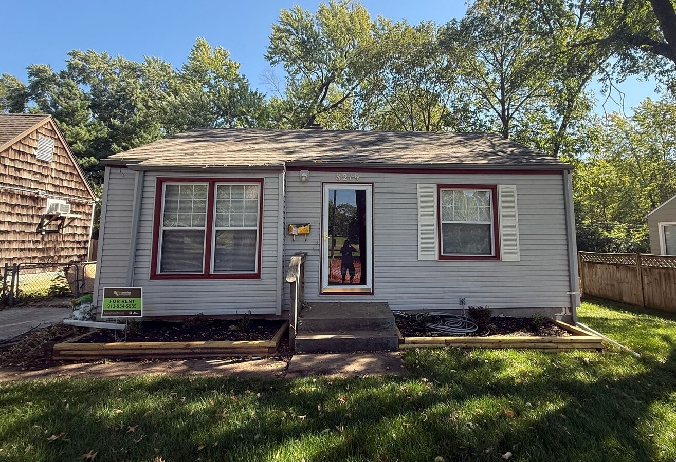 2 Bed / 1 Bath Home Near Ward Parkway – Ch... - 2 Bed / 1 Bath Home Near Ward Parkway – Ch...