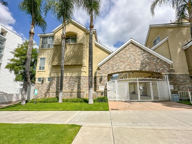 Building Photo - COMING SOON! 2 Bedroom Townhome for Rent in Glendale.