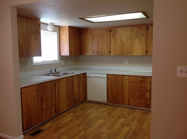Photo - Meridian Manor 3 bedroom/1.5 home with newer carpet and paint!