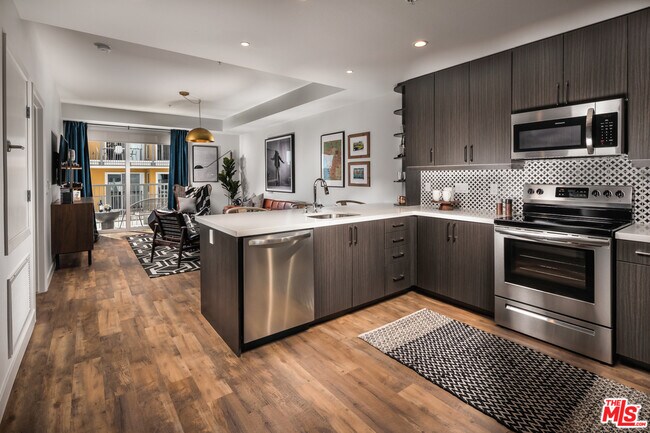 Photo - 555 N Spring St