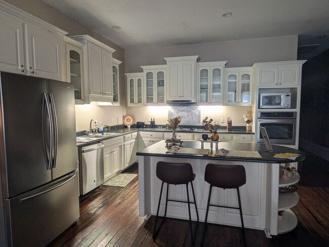 Photo - Cute Upstairs Down Town Apartment! Unidad 132BASH-Apt