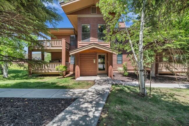 Building Photo - Pinebrook Pointe