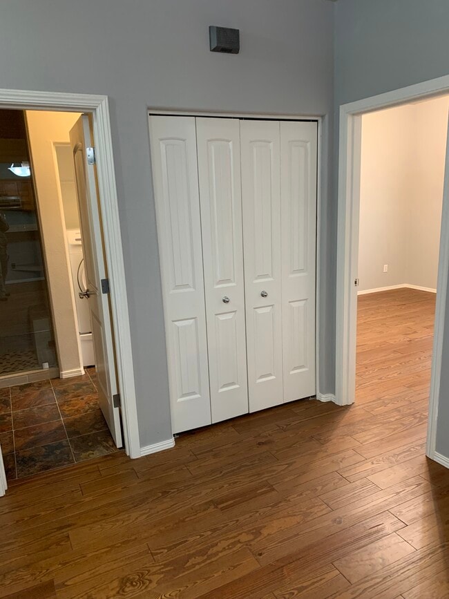 Armario para abrigos entre el baño y el dormitorio. - 1661 NE Market Dr Unidad Fairview 4-plex