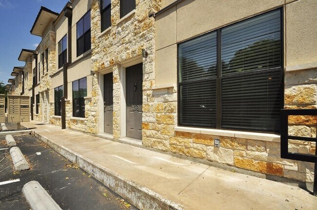 Photo - 711 W 32nd St Unidad 108