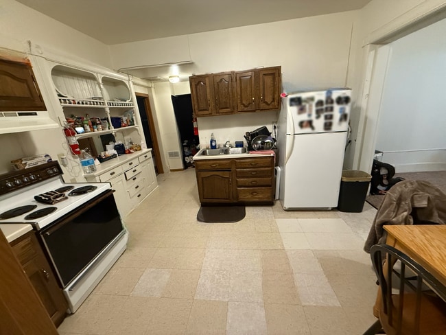 3 Bed 1 Bath close to UWEC and downtown! Available August-May