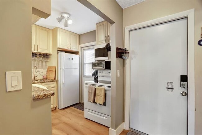 Photo - 540 SE 2nd Ave Unit J7