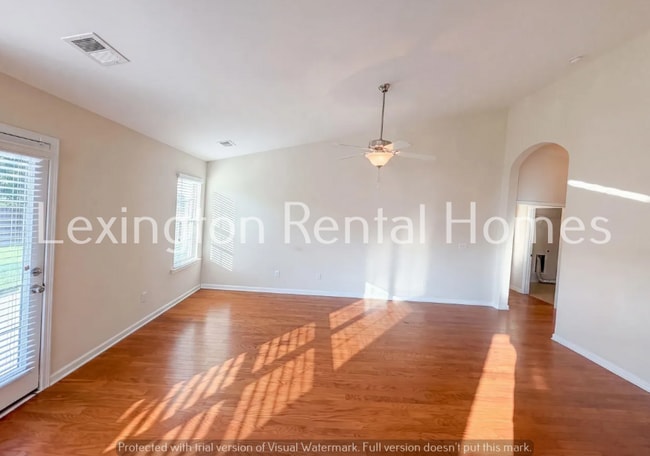 Photo - 152 Castlefield Dr