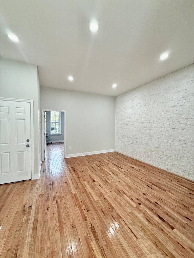 Photo - 1072 Putnam Ave