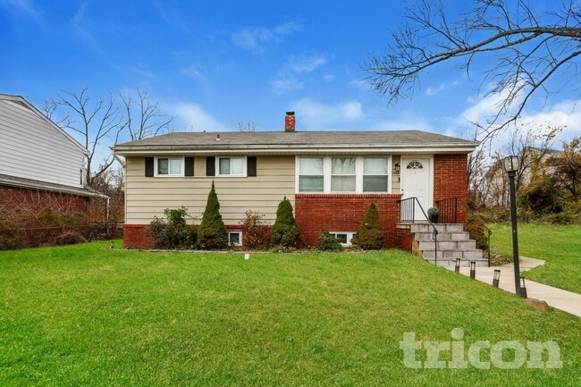 Building Photo - 2012 Royal Garden Dr