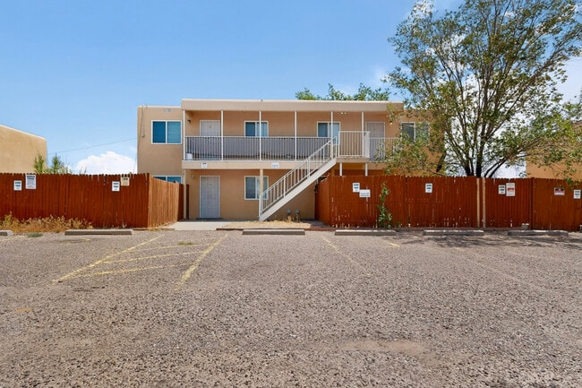 Photo - 225 Hanosh Ct SE