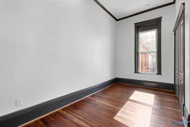 Photo - 719 Bank St NE Unit 3