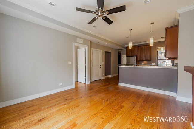 Photo - 2432 N Geneva Terrace Unidad #2