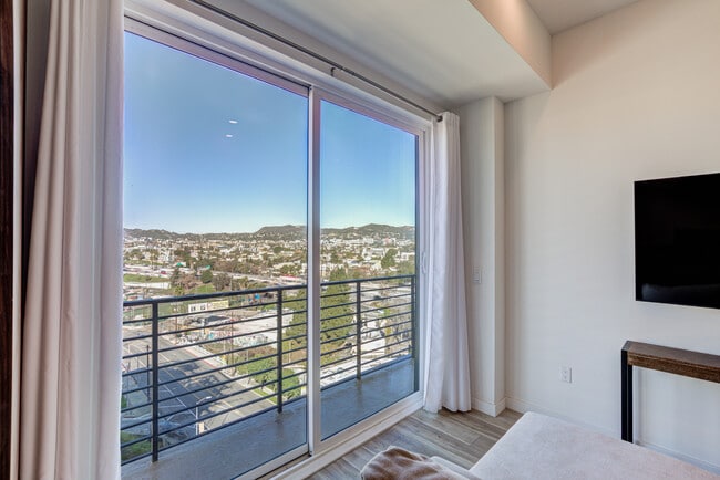 252 N Hoover