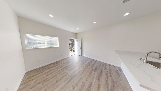 Photo - 4BD/2BA, Balcony Views!!