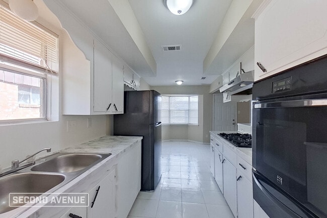 Photo - 9702 Hillis St