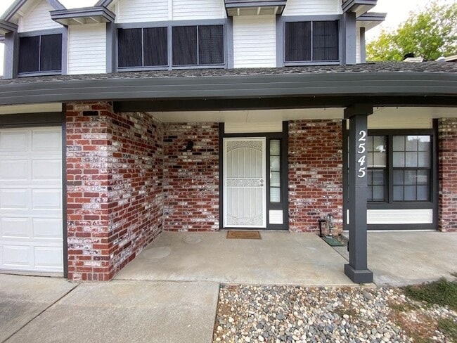 Photo - 2545 Winsford Ln