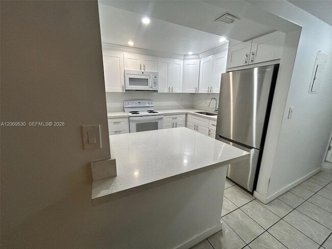Building Photo - 815 SW 30th St Unit J