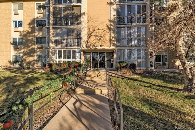 Building Photo - 3022 S Wheeling Way Unit 404