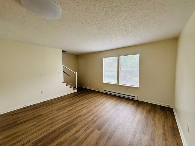 Photo - 345 Wakeman Ct NE