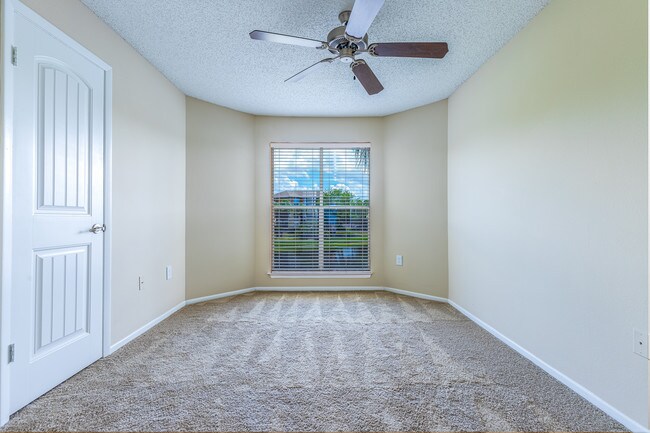 Bay windows - Palm Cove Apartments