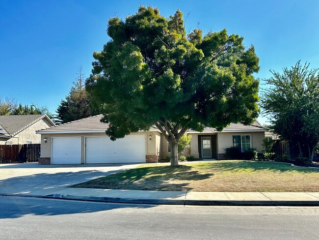 Building Photo - Northwest Dream Home!!!! 3+2 Granite Counters, Hardwood Floors, 3 Car Garage, RV Parking, and New...
