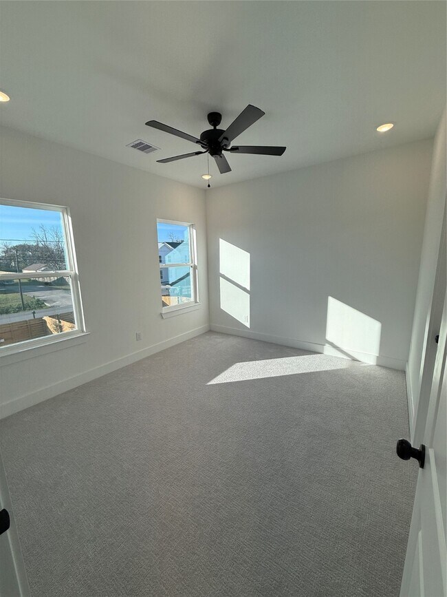 Photo - 1464 Ferguson Way