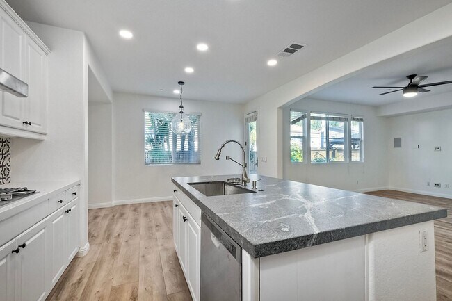 Photo - 3939 Lake Cir Dr