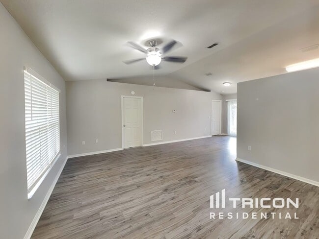 Photo - 1090 3rd Ave
